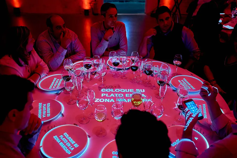 Edenred: cena de Navidad con mapping sobre las mesas en Espacio Harley