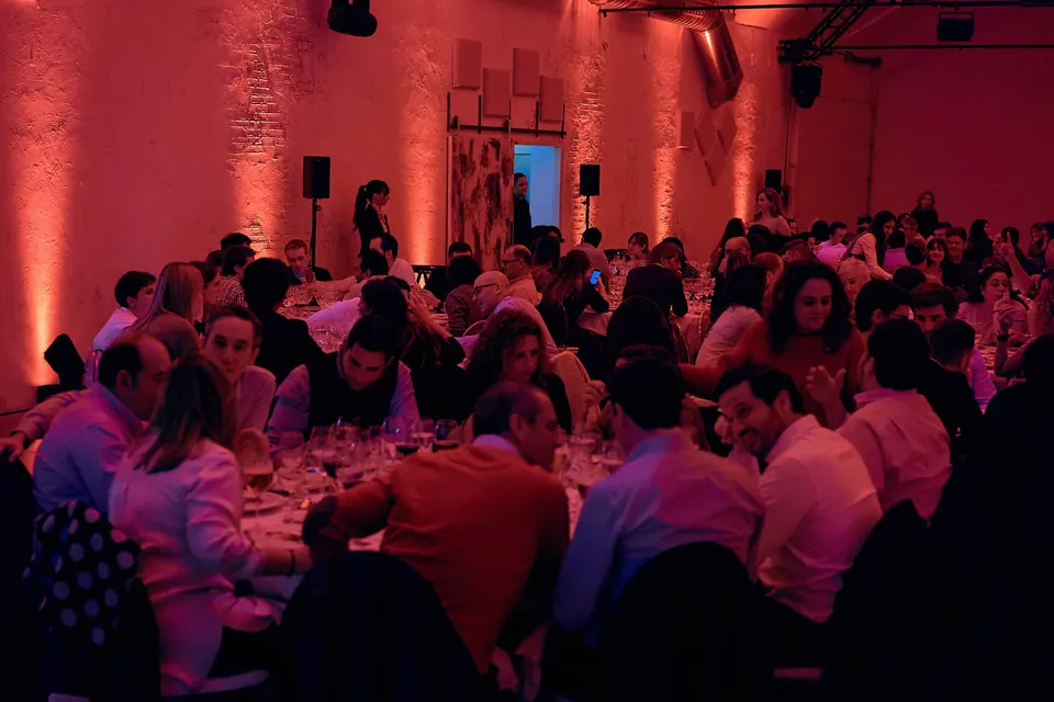 Edenred: cena de Navidad con mapping sobre las mesas en Espacio Harley