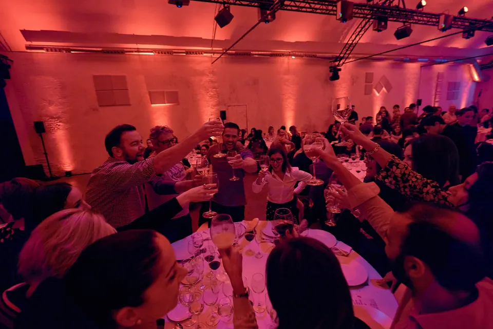 Edenred: cena de Navidad con mapping sobre las mesas en Espacio Harley