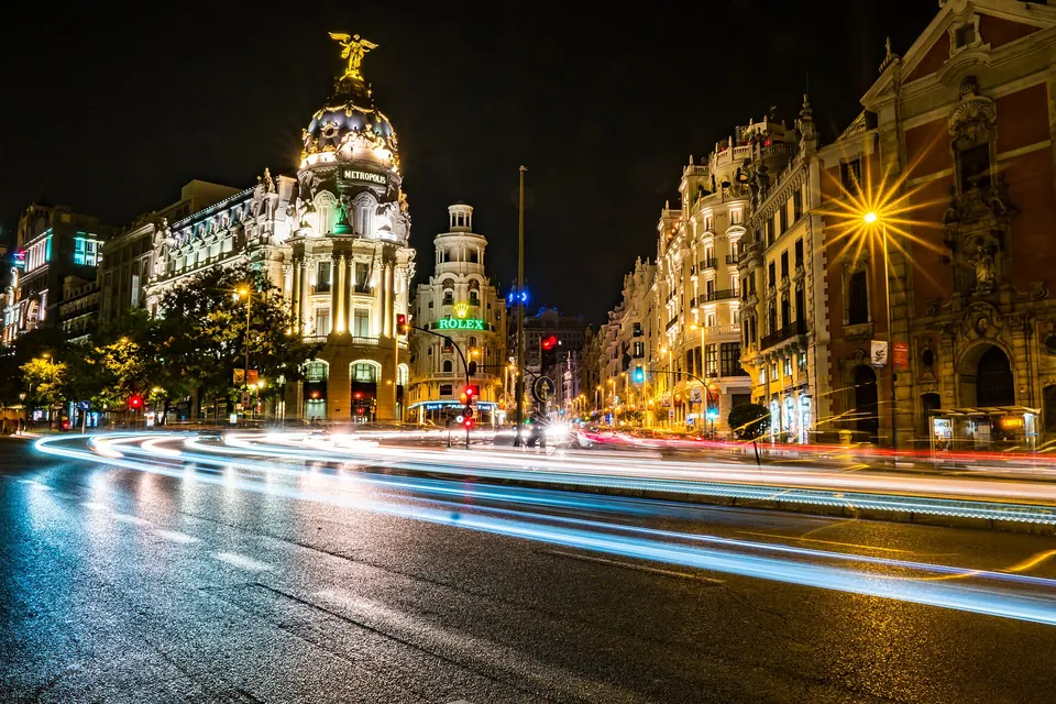 La Gran Vía de Madrid de noche, con el edificio Metrópolis